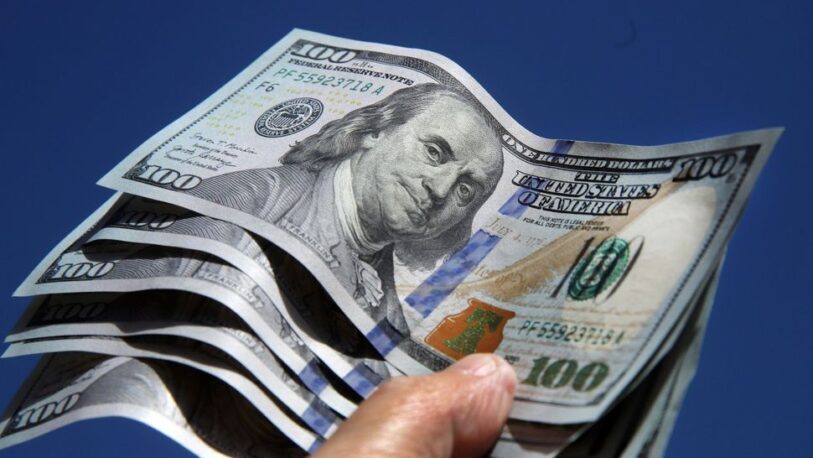 El dólar blue cerró en $845 y el riesgo país superó los 2700 puntos