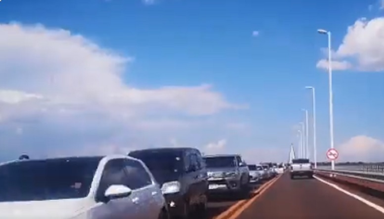 Impresionante fila de vehículos en el puente internacional