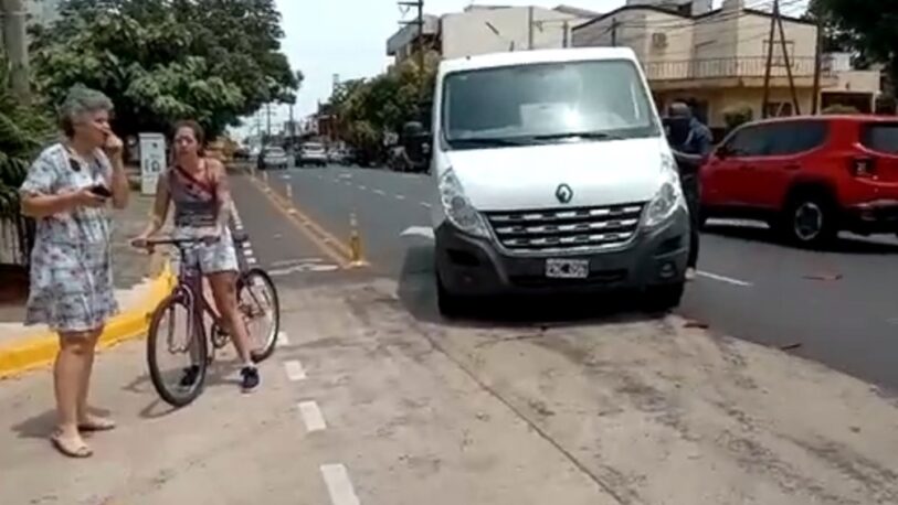 Furgón en contramano chocó a un ciclista