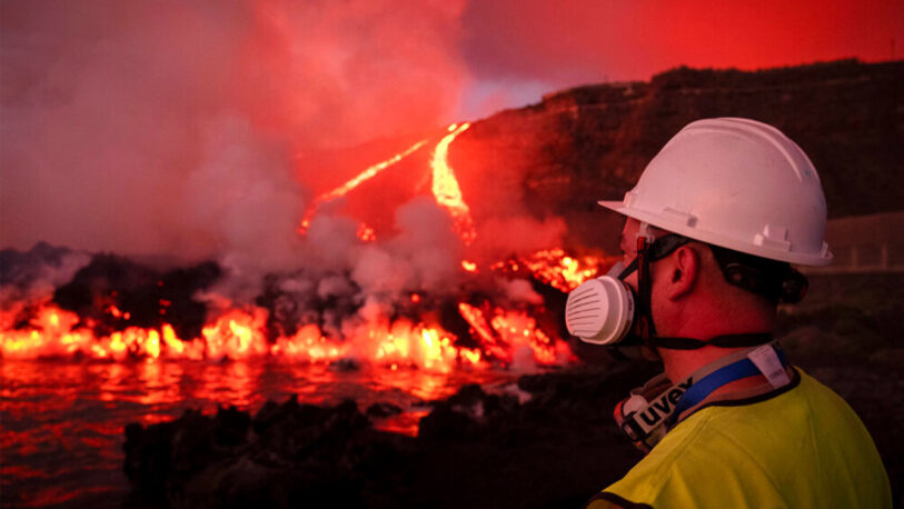 La lava del volcán de La Palma llegó nuevamente al mar y decretan confinamientos