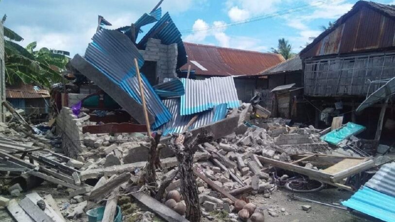 Fuerte terremoto seguido por una alerta de tsunami causa daños materiales en Indonesia