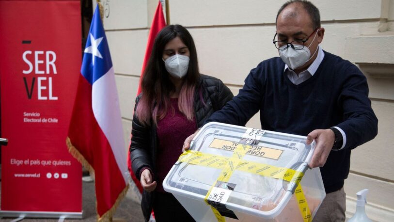 Los chilenos votaron en el balotaje más polarizado de la historia y esperan los resultados