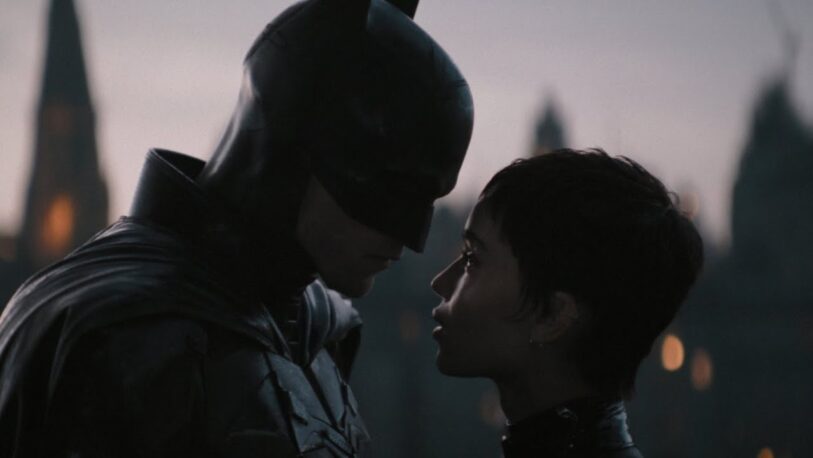 Gatúbela y Bruce Wayne se aliaron en un nuevo tráiler de The Batman