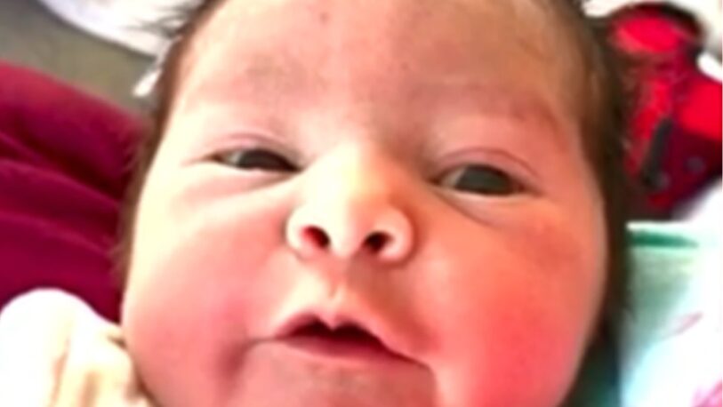Bebé recién nacida dijo ‘hola’ y su mamá mostró la hazaña en un video