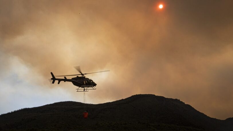 Cayó un helicóptero que combatía el fuego en la Patagonia: dos muertos