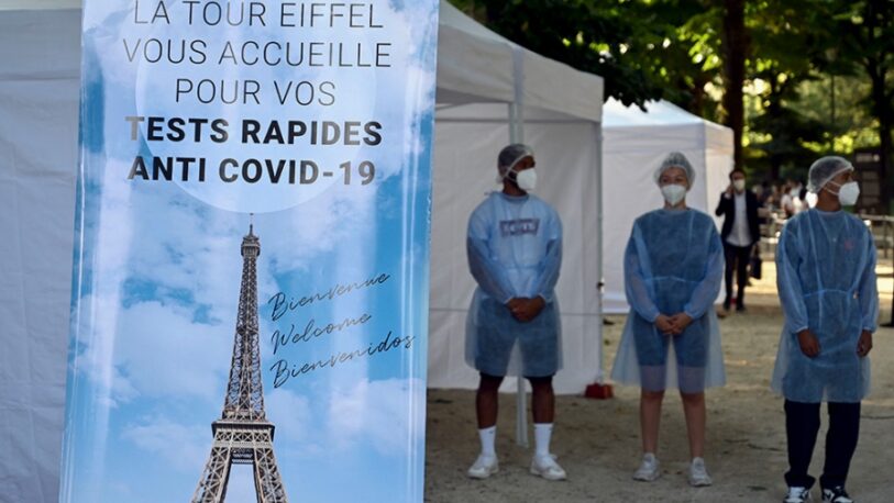 Francia: los estrechos vacunados ya no se deberán aislar y los positivos solo siete días
