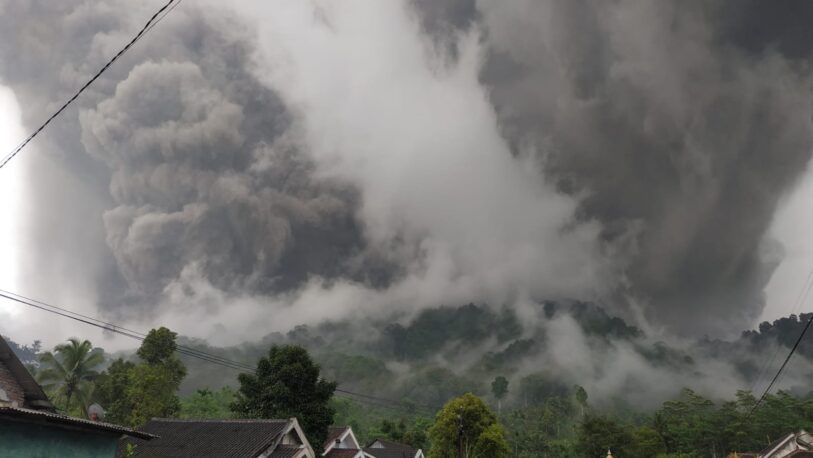 Trece muertos por erupción del volcán Semeru en Indonesia