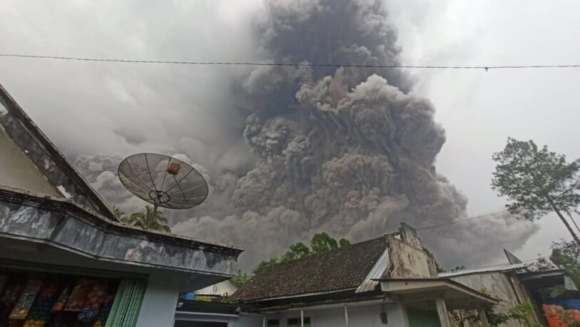 El volcán Semeru en Indonesia dejó más de 20 muertos y se complican las tareas de rescate