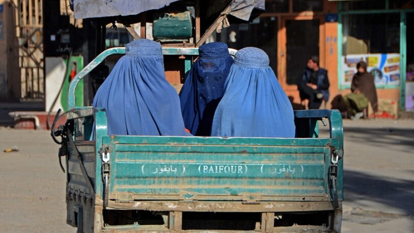 Talibanes prohíben a las mujeres afganas viajar solas y sin velo en taxis