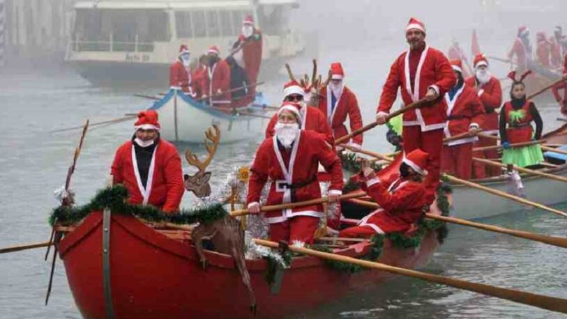 Venecia: Varios Santa Claus cambian trineos por góndolas