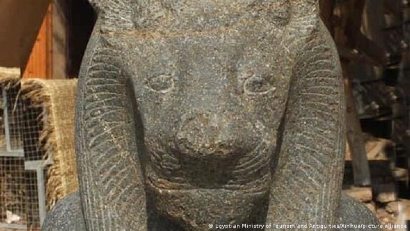 Egipto: Descubren dos colosales estatuas de esfinge en el “Templo del millón de años”