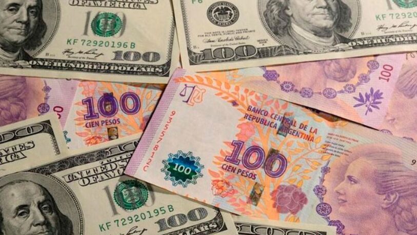 El peso argentino es la segunda moneda más devaluada frente al dólar