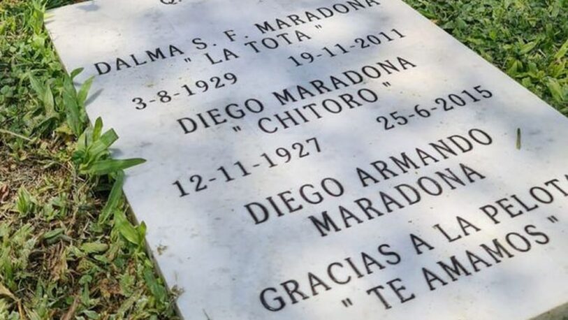 Denuncian que la tumba de Diego Maradona está abandonada