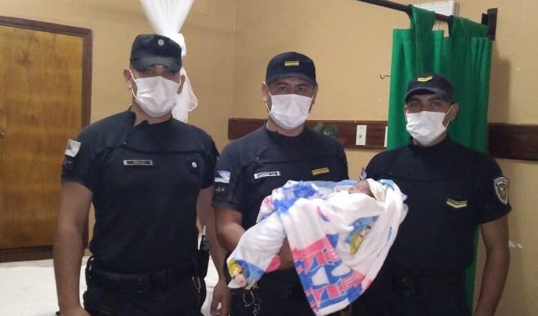 Policías asistieron un parto en Gobernador Roca