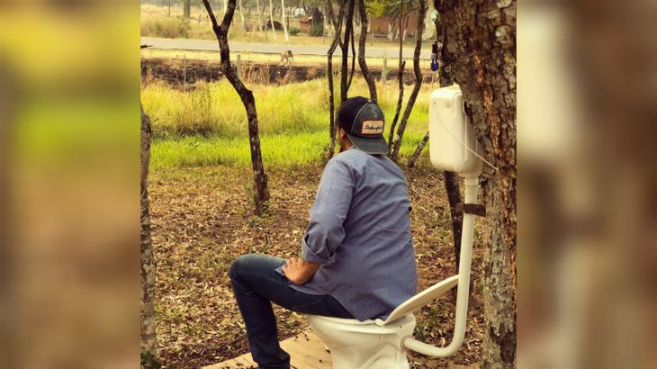 Paraguay: instalan baño sin paredes al costado de una ruta