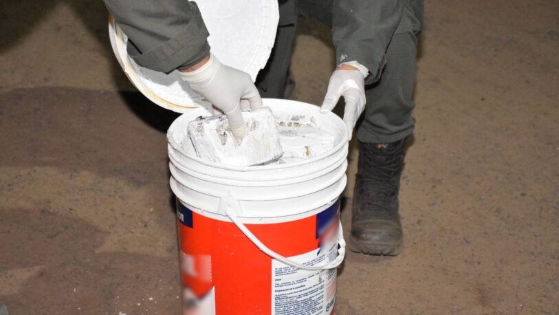 Secuestran droga transportada en baldes de pintura