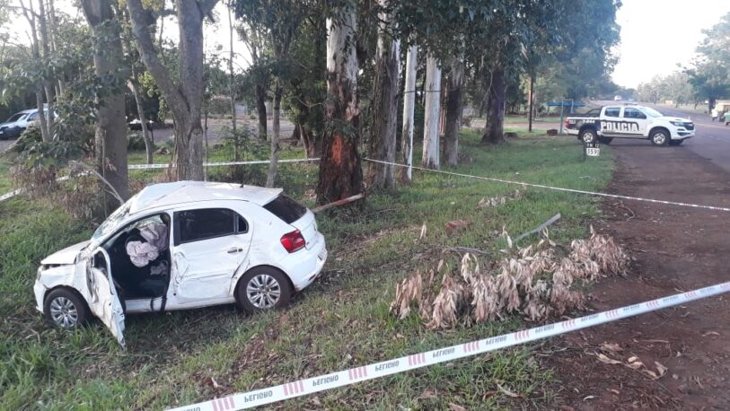 Falleció una mujer que iba de acompañante en auto tras el despiste y choque contra un árbol
