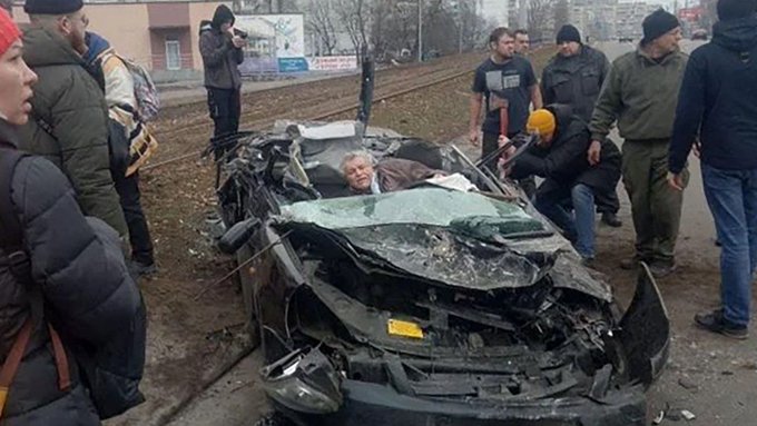 Un tanque ruso aplastó el auto de un civil ucraniano