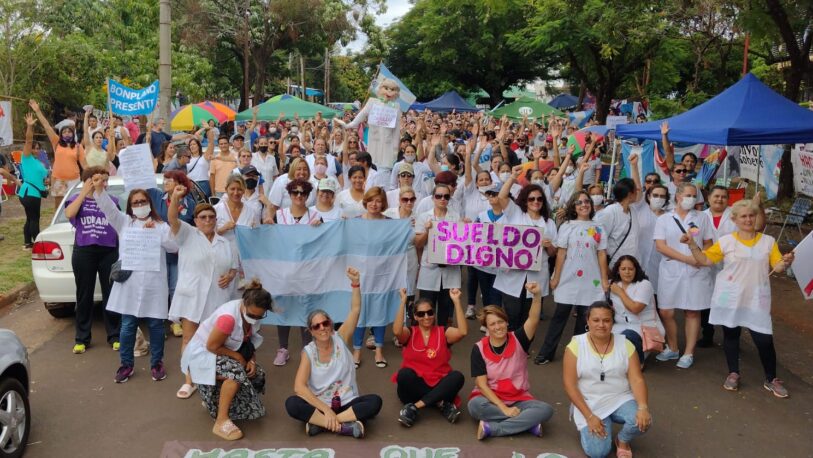 El fuerte comunicado de los docentes que acampan en el CGE y ratificaron la huelga