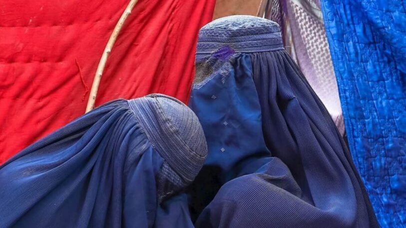 Los talibanes prohíben a las mujeres afganas viajar en avión solas