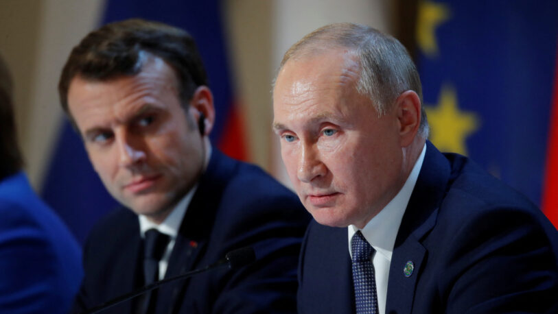 Putin le dice a Macron que obtendrá sus objetivos “por la negociación o por la guerra”