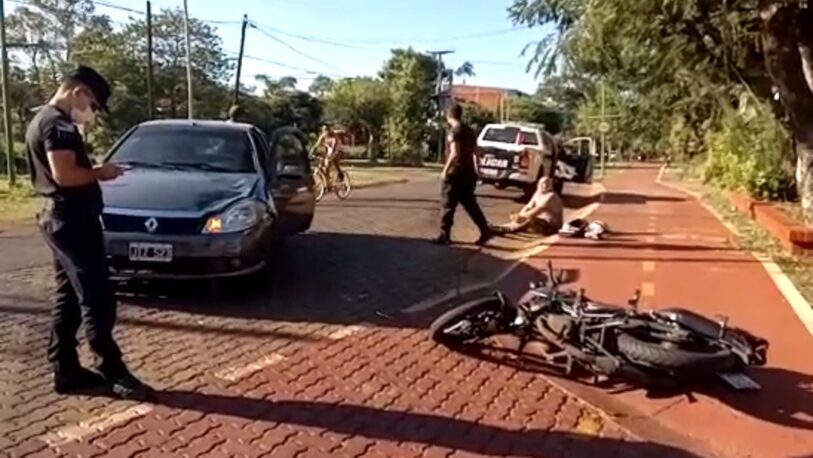 Choque entre moto y auto sobre avenida Tomás Guido