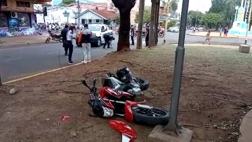 Motociclista despistó, chocó a una mujer y terminó en una plaza