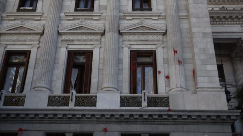 Acuerdo con el FMI: manifestantes destrozaron las ventanas del despacho de Cristina Kirchner