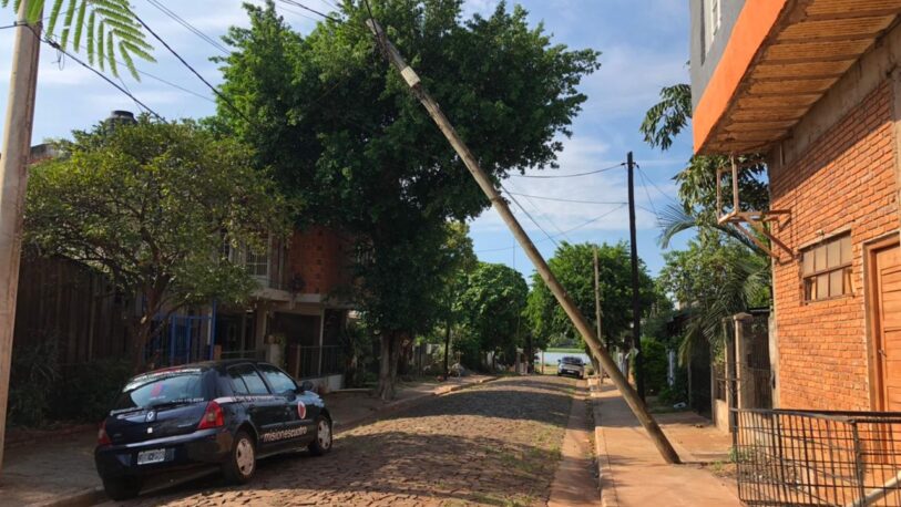 Vecinos del barrio Santa Rosa reclaman que hay postes que están por caerse