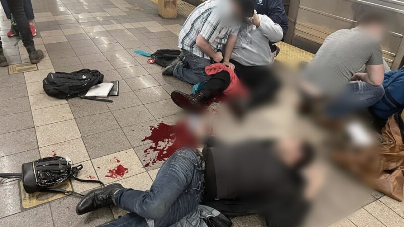 Ataque en Nueva York: 16 pasajeros heridos de bala en el subte
