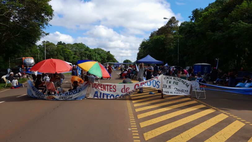 Docentes mantienen el corte de ruta en Iguazú y crece la tensión