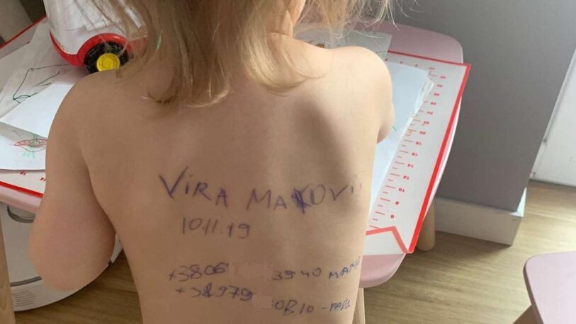 Una mujer ucraniana escribió los datos de contacto en la espalda de su bebé