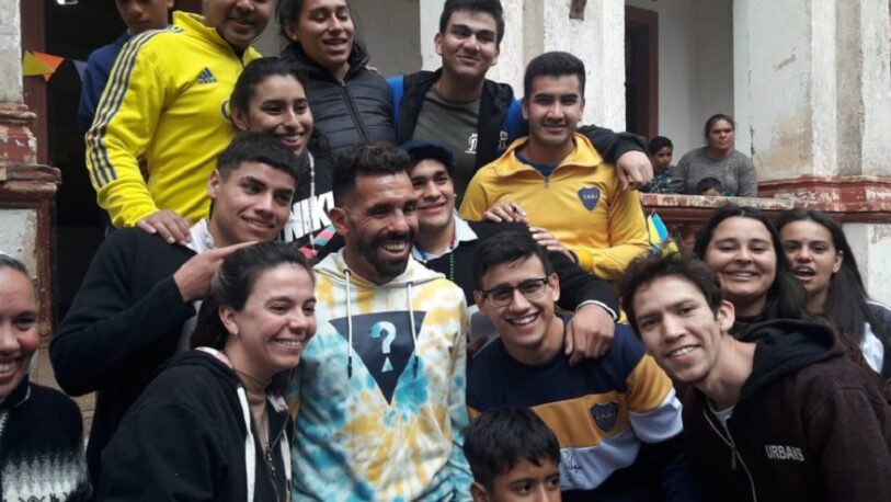 Carlos Tevez visitó un hogar de niños en Corrientes