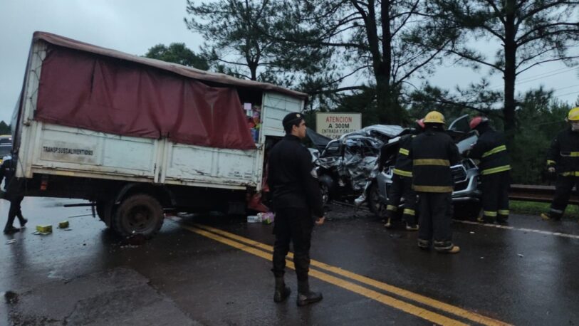 Dos hombres fallecieron al colisionar una camioneta y un camión de reparto