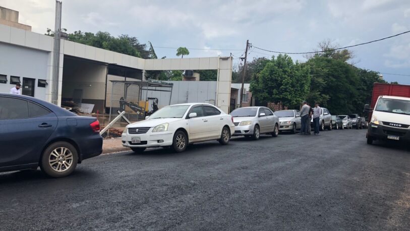 Largas filas de autos paraguayos para cargar combustible en Posadas