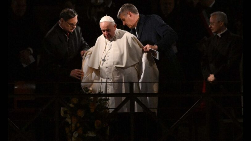 Vía Crucis: El Papa Francisco llamó a que “los adversarios se den la mano”