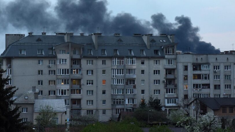 Murieron cuatro personas en un bombardeo ruso a un edificio en Ucrania