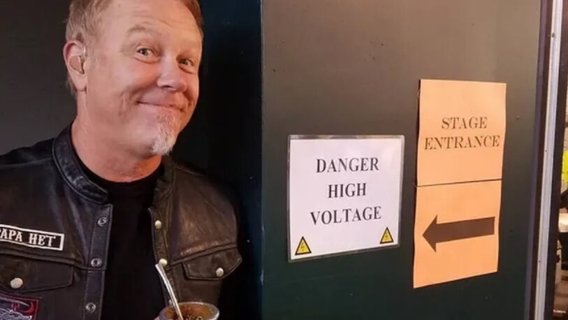 El cantante de Metallica tomó mate en pleno recital: “¡Salud!”