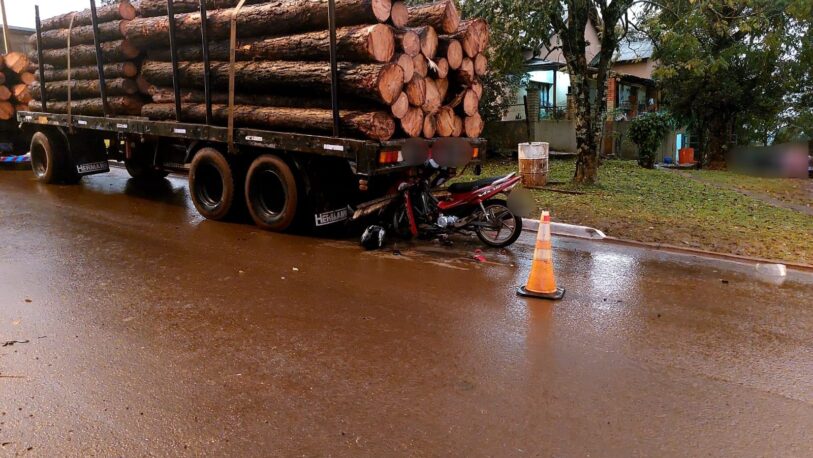 Motociclista perdió el control y se incrustó en un acoplado cargado con rollos de pinos