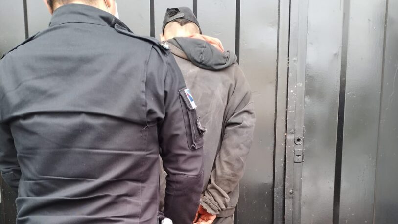 “Barretero” detenido tras forzar las puertas de unos autos