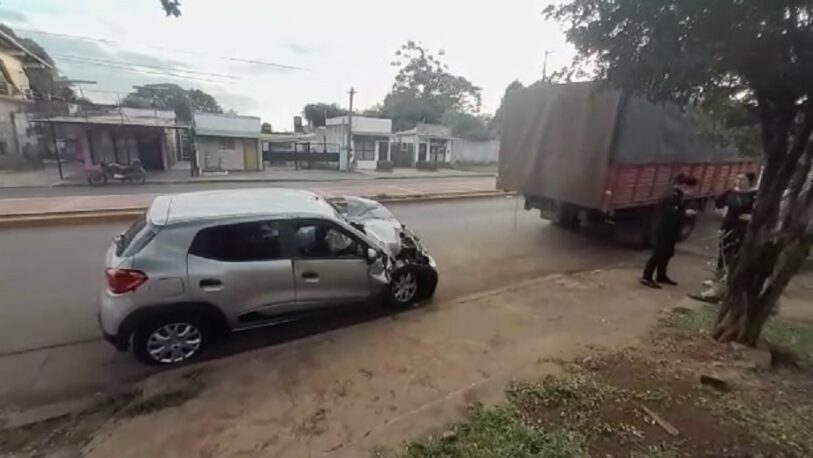 Automóvil chocó contra un camión estacionado