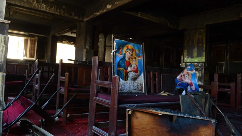 Al menos 41 muertos en incendio de iglesia copta en Egipto