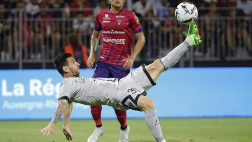 Con una espectacular chilena de Messi, el PSG goleó 5-0 al Clermont