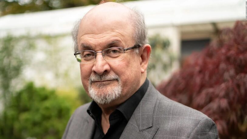 Le retiraron el respirador artificial a Salman Rushdie