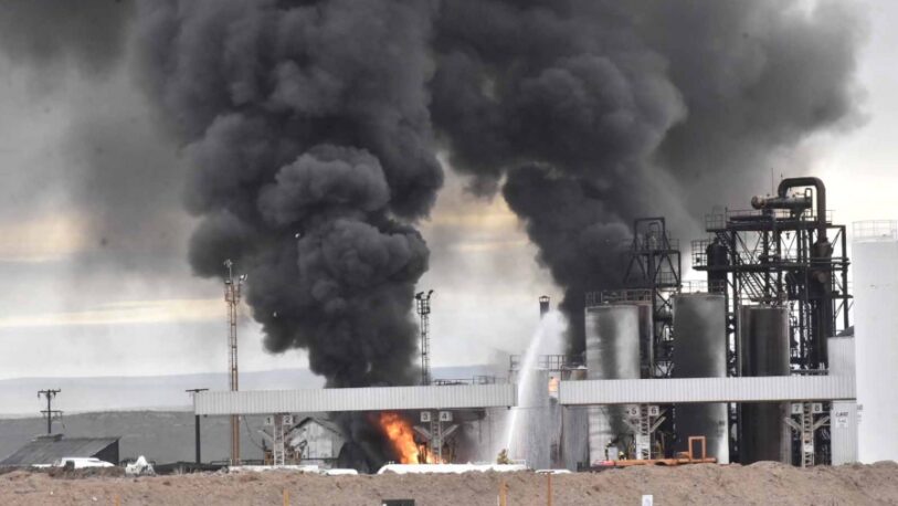 Neuquén: al menos tres muertos por la explosión de un tanque en una refinería de Plaza Huincul