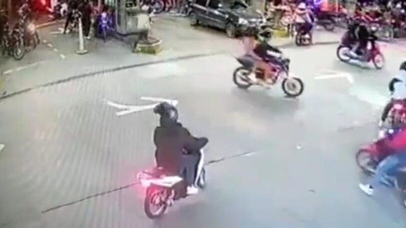 Ataque “piraña”: 50 motociclistas roban nafta de una estación de servicio de Bernal