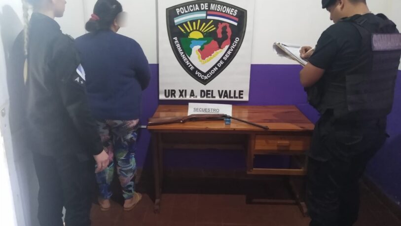 Una mujer quedó arrestada tras disparar a su vecina con un rifle