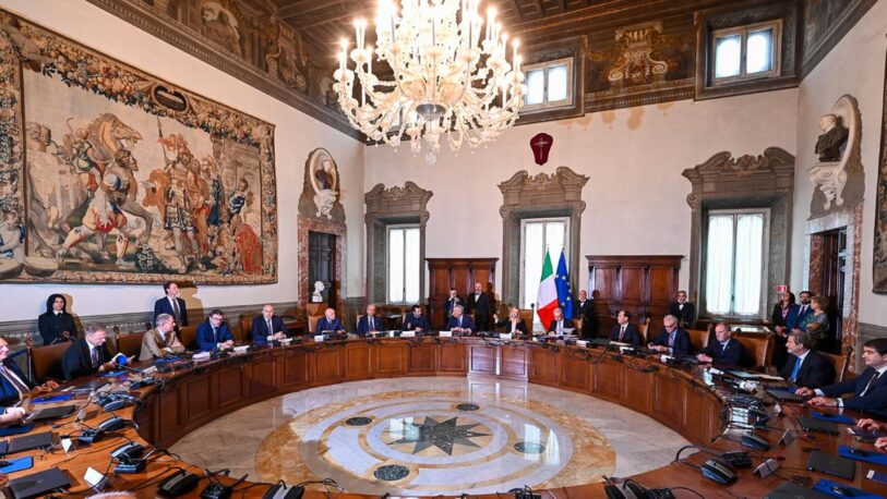 Meloni encabeza su primera reunión de gabinete en Italia