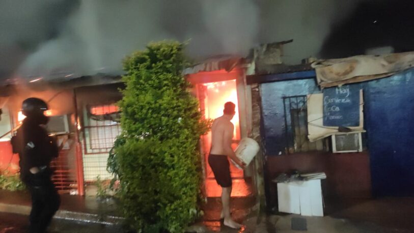 Voraz incendio destruyó una vivienda familiar en Bº Sesquicentenario