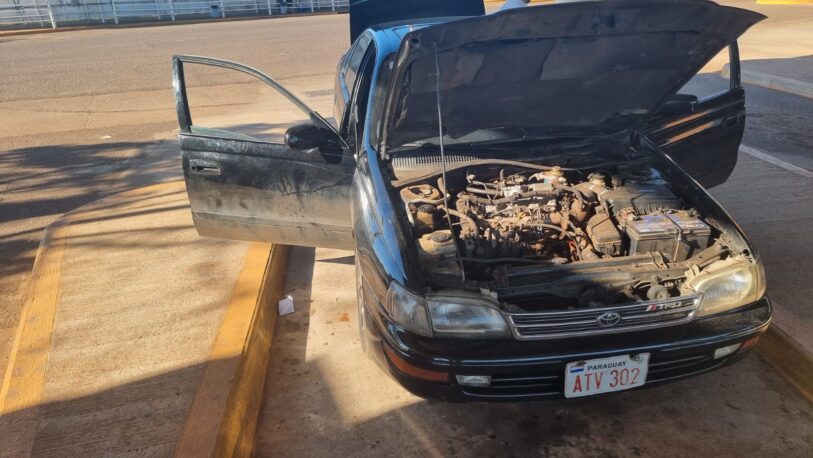 Un auto que venía de Paraguay traía 43 celulares en el doble fondo